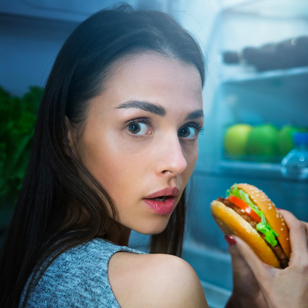 Fille qui mange hamburger